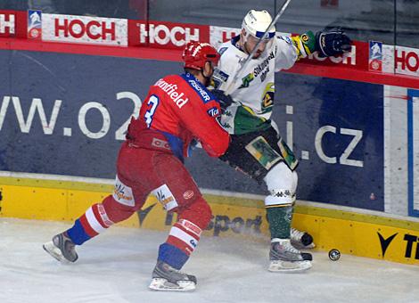 #3 Jan Mucha, Verteidiger, HC Mountfield Budweis im Duell an der Bande.