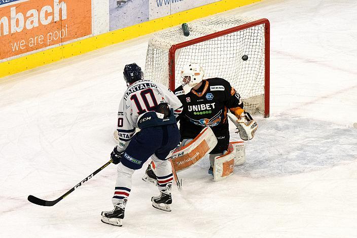 Istvan Bartalis (Hydro Fehervar AV 19) scort gegen Tormann Luca Egger (Steinbach Black Wings Linz) Steinbach Black Wings Linz vs Fehervar AV19, bet-at-home ICE Hockey League