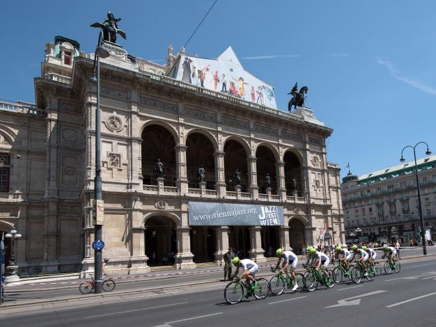 Teamzeitfahren am Ring, Team Hrinkow Adverics Cycleang vor der Staatsoper