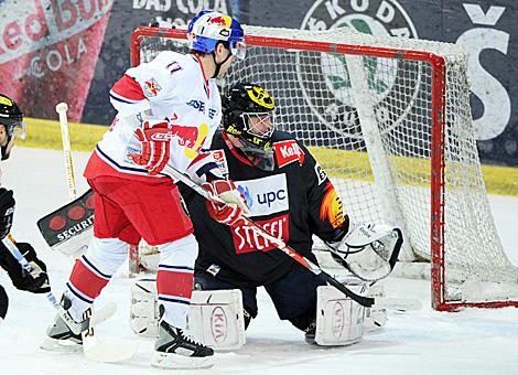 Tor fuer Salzburg der Vienna Goali Adam Hauser geschlagen, EC Red Bull Salzburg vs. EV Vienna Capitals, Semifinale Spiel 3 