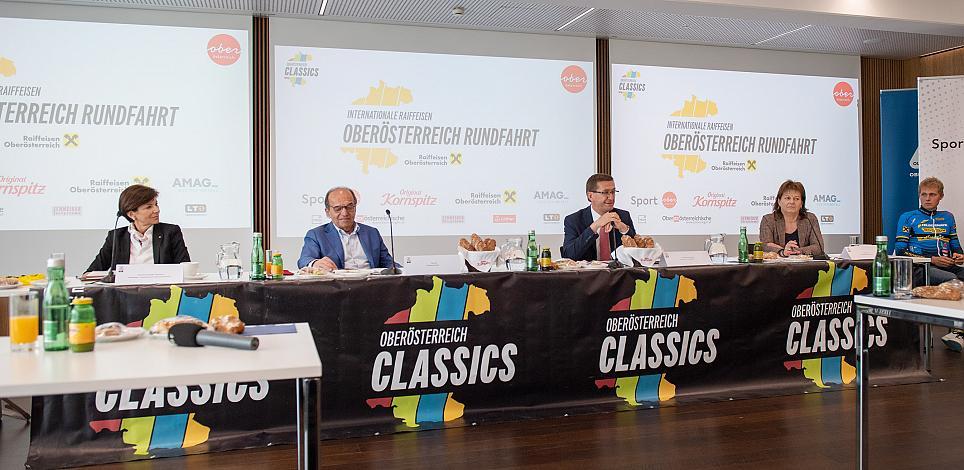 v.l. Michaela Keplinger-Mitterlehner (RLB OÖ, Generaldirektor Stellvertreterin), Paul Resch (Präsident LRV Oberösterreich), Wirtschafts- und Sport-Landesrat Markus Achleitner (Oberösterreich), Vizebürgermeisterin Karin Hörzing, Stadt Linz, Moran Vermeulen (AUT, Team Felbermayr Simplon Wels) Pressekonferenz Int. Raiffeisen Oberösterreich Rundfahrt (UCI Kat. 2.2), Olympiazentrum Linz