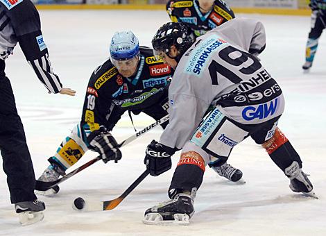 #19 Rob Shearer, Liwest Black Wings Linz und der Grazer #19 Andreas Kleinheinz, Graz 99ers, beim Bully.