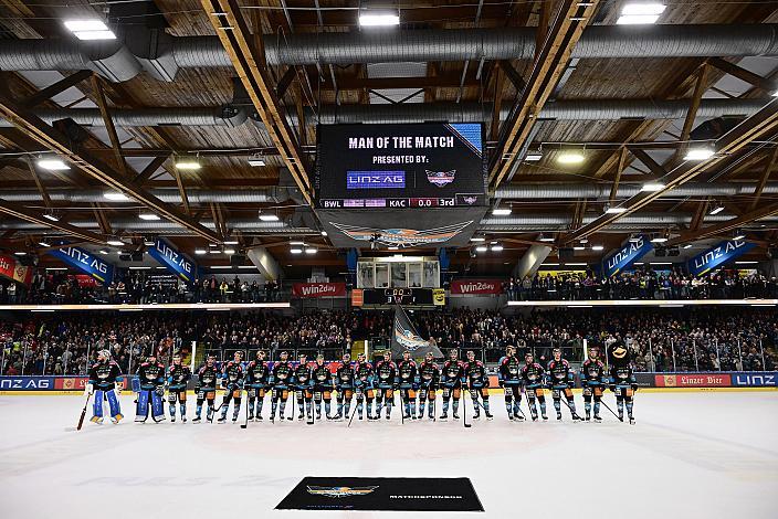 Das Team der Steinbach Black Wings Linz feiern den Heimsieg über den EC KAC im Semifinale 4