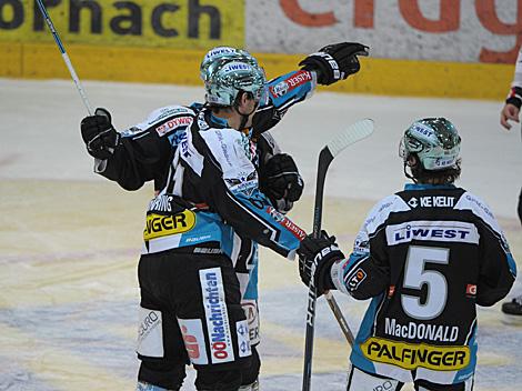 Patrick Spannring und Daniel Oberkofler, Linz feiern, EHC Liwest Black Wings Linz vs. EC Red Bull Salzburg, Platzierungsrunde