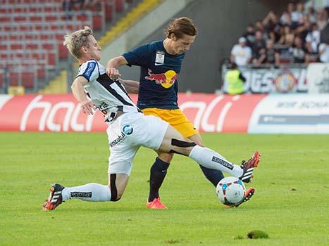 Sebastian Schroeger (LASK Linz, #5) und Stefan Savic (FC Liefering, #10), Sky Go, 1. Liga Lask vs. Liefering