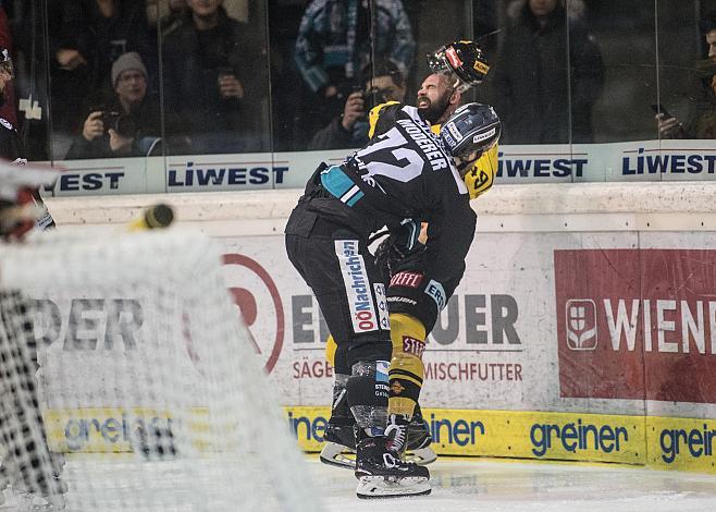 Kevin Moderer (EHC Liwest Black Wings Linz) haut Kyle Klubertanz (Vienna Capitals) EHC Liwest Black Wings Linz vs Vienna Capitals, Platzierungsrunde