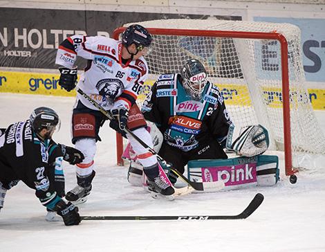 Tormann Michael Ouzas (EHC Liwest Black Wings Linz) und Tyler Morley (KHL Medvescak Zagreb) EHC Liwest Black Wings Linz vs KHL Medvescak Zagreb