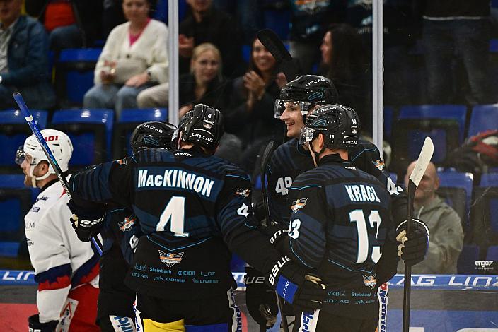 Die Steinbach Black Wings Linz feiern das Tor zum 1 zu 0 durch Emilio Romig (Steinbach Black Wings Linz), Steinbach Black Wings Linz - HKM Zvolen (SVK), Linz AG Eisarena 