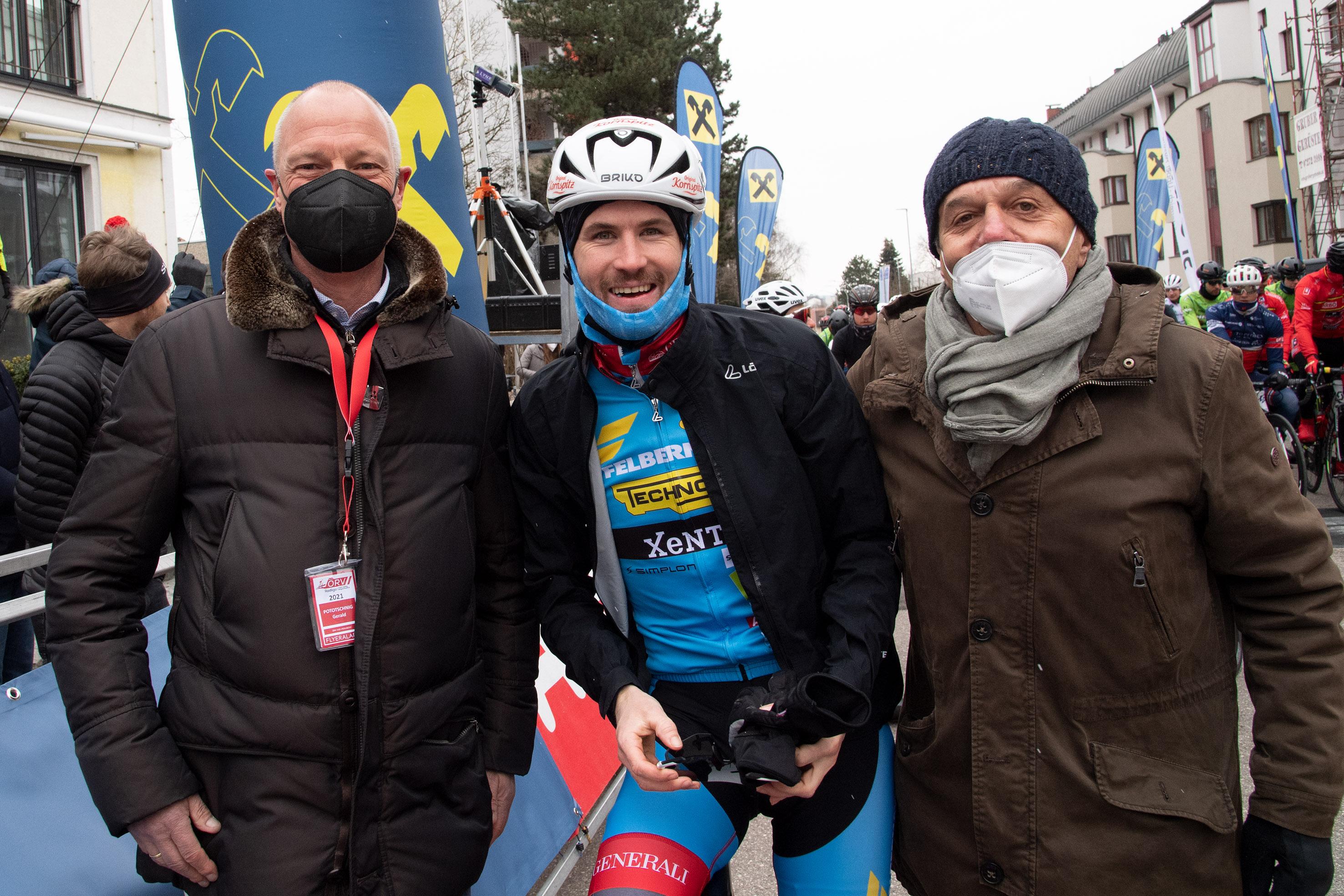 v.l. Gerald Pototschnig (LRV Steiermark) Stephan Rabitsch (AUT, Team Felbermayr Simplon Wels). Paul Resch (Präsident LRV Oberösterreich), Herren Elite, U23, Radliga, 60. Radsaison-Eröffnungsrennen Leonding, Oberösterreich 
