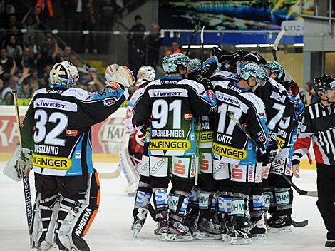 Linz feiert den Sieg, EHC Liwest Black Wings Linz vs. EC KAC