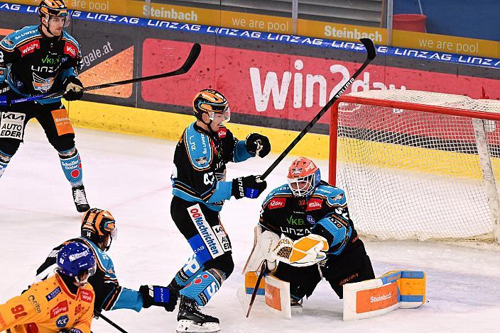 Logan Roe (Steinbach Black Wings Linz), Tormann Rasmus Tirronen (Steinbach Black Wings Linz)  Win2Day ICE Hockey League,  Steinbach Black Wings Linz vs Migross Supermercati Asiago Hockey,  Linz AG Eisarena 