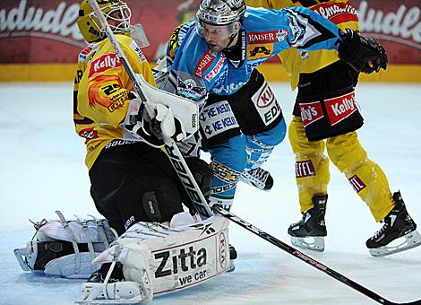 Gregor Baumgartner, Linz vor Juergen Penker, Tormann Wien; Vienna Capitals vs. Liwest Black Wings 
