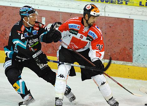 #29 Markus Matthiasson, Stuermer, EHC Liwest Black Wings Linz im Duell mit der 28 #28 Alan Letang, HC Tiroler Wasserkraft Innsbruck.