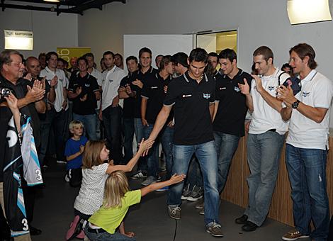 Daniel Oberkofler und seine jungen Fans, Saisoneroeffnungdparty, EHC Liwest Black Wings Linz