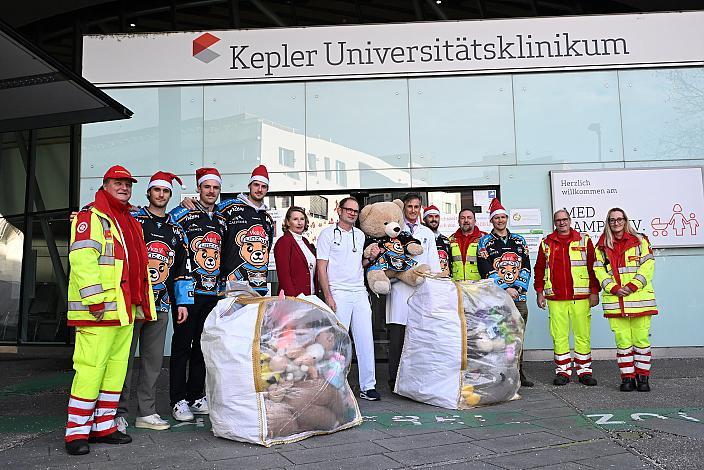 Mitarbeiter des Samariterbundes , Head Coach Philipp Lukas, den Spielern Raphael Wolf, Niklas Würschl, Logan Roe, Andreas Kristler alle Steinbach Black Wings Linz, Prof. Dr. Wolfgang Högler, OA Dr Roland Lanzersdorfer, PBL Sandra Reichl MSC, übergeben Teddybären an das Kepler Universitäts Klinikum Linz, Linz AG Eisarena 