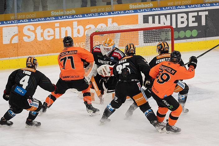 Erik Kirchschläger (Moser Medical Graz 99ers), Tormann Rasmus Tirronen (Steinbach Black Wings Linz)  Steinbach Black Wings Linz vs Moser Medical Graz 99ers, 24. Runde, ICE Hockey League, Steinbach Black Wings Linz, Linz AG Eisarena 