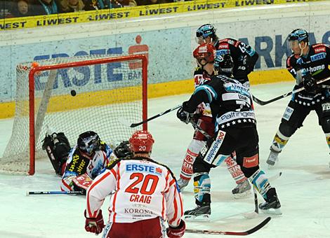 #71 Pat Leahy, Liwest Black Wings Linz, bezwingt den Tormann des KAC, Travis Scott. 