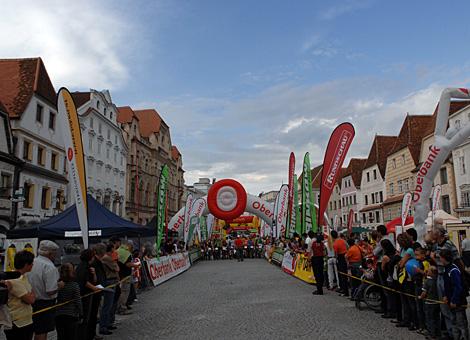 Viele Starter und Zuseher am Stadtplatz in Steyr.