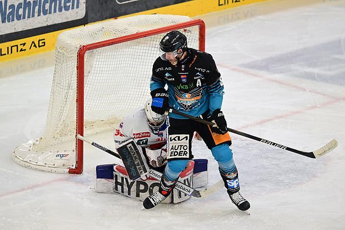 Tormann Matt Vernon (HC Tiwag Innsbruck - Die Haie), Sean Collins (Steinbach Black Wings Linz), 26. Runde ICE, Steinbach Black Wings Linz vs HCInnsbruck, Linz AG Eisarena 