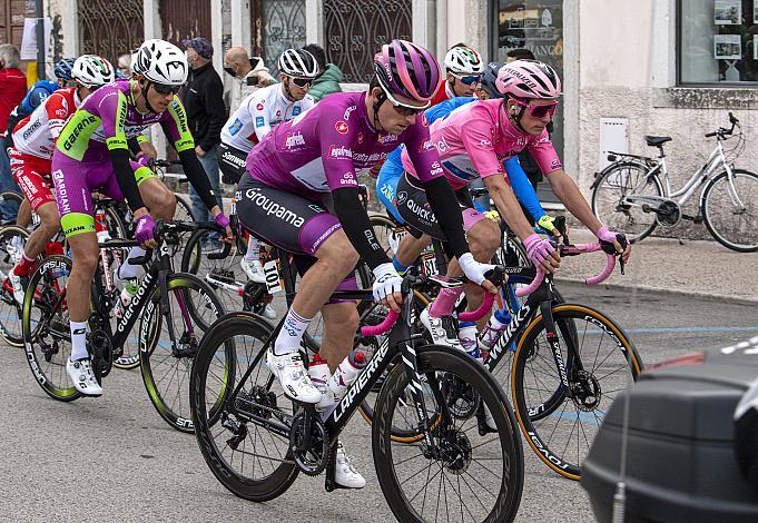 1. Reihe v.l. Arnaud Demare (FRA, Groupama - FDJ) im Trikot Ciclamino des Punktebesten, Joao Almeida (POR, Deceuninck - Quick Step) im Rosa Trikot des Gesamtführenden, Bassano del Grappa - Madonna di Campiglio   (203k) 17. Etappe, 103. Giro d Italia