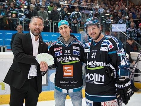 Sieger 50/50 Spiel mit Christian Perthaler und Curtis Murphy, EHC Liwest Black Wings Linz vs HCB Suedtirol, 3. Viertelfinale