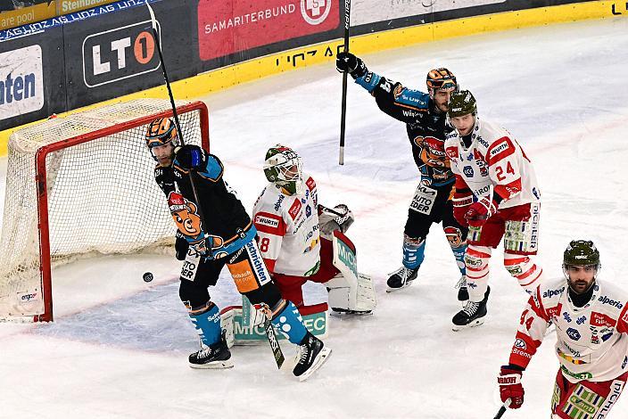 Sean Collins (Steinbach Black Wings Linz) und Nico Feldner (Steinbach Black Wings Linz) feiern das 1 zu 0 duch Logan Roe (Steinbach Black Wings Linz)  Win2Day ICE Hockey League,  Steinbach Black Wings Linz vs  HCB Südtirol Alperia,  Linz AG Eisarena 