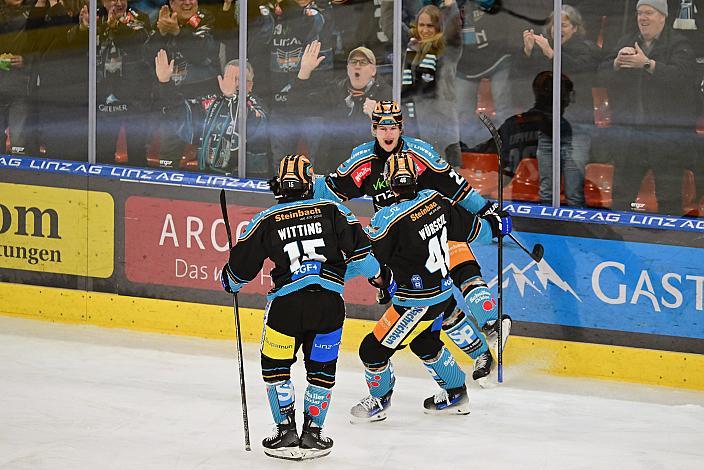  Kilian Rappold (Steinbach Black Wings Linz) feiert das Tor zum 1 zu 0, Win2Day ICE Hockey League,  Steinbach Black Wings Linz vs HC Pustertal Wölfe,  Linz AG Eisarena 