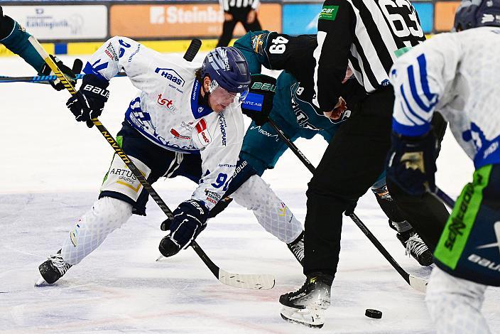 Filip Varejcka (Straubing Tigers), Graham Knott (Steinbach Black Wings Linz)  Testspiel Steinbach Black Wings Linz vs Straubing Tigers, Linz AG Eisarena 