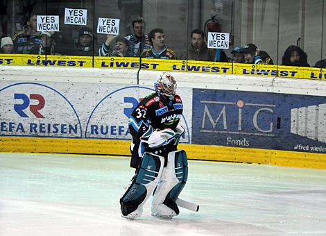 Die Fans vertrauen auf Alex Westlund, Tormann, Liwest Black Wings Linz. 