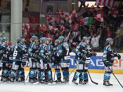 Linz feiert, EHC Liwest Black Wings Linz vs HCB Suedtirol, 1. Viertelfinale