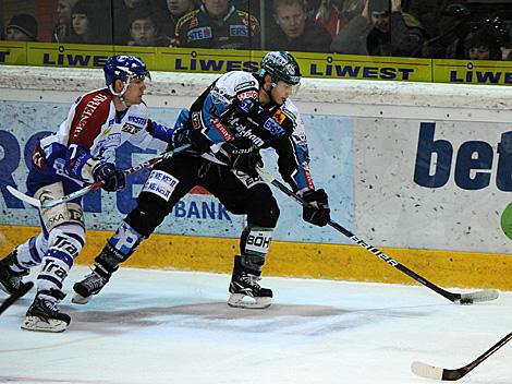 Daniel Mitterdorfer, Linz und Adam Naglich, Zagreb, EHC Liwest Black Wings Linz vs. KHL Medvescak Zagreb