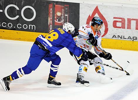 Martin Grabher-Meier EHC Liwest Black Wings Linz verfolgt von Jordan Webb, EHC Muenchen                               