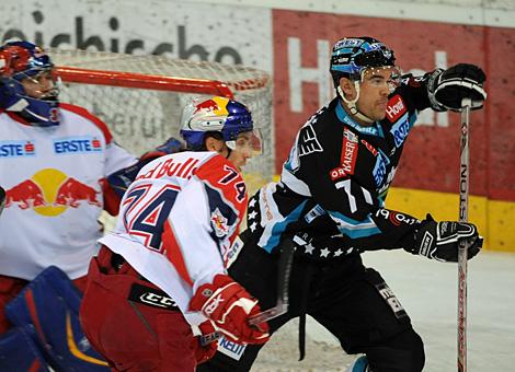 #71 Pat Leahy, Stuermer, Liwest Black Wings Linz vor dem Tor der Red Bulls Salzburg, verfolgt von Dieter Kalt.