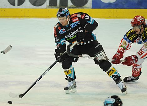 #63 Markus Schlacher, Stuermer, Liwest Black Wings Linz im Angriff.