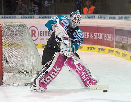 Michael Ouzas (EHC Liwest Black Wings Linz) EHC Liwest Black Wings Linz vs EC VSV