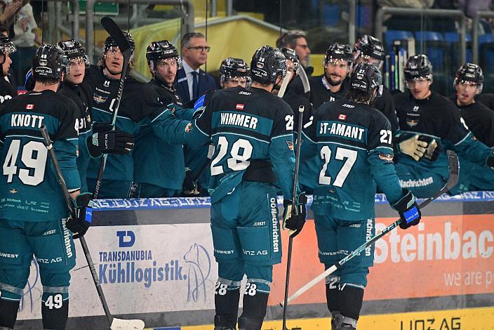 Die Steinbach Black Wings Linz feiern das Tor zum 2. zu 0, Oskar Maier (Steinbach Black Wings Linz)Testspiel Steinbach Black Wings Linz vs EC VSV, Linz AG Eisarena 