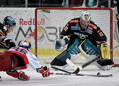 Marco Pewal EC Red Bull Salzburg vor dem Tormann Alex Westlund Liwest Black Wings Linz