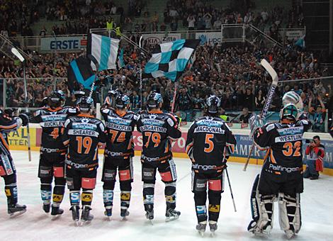 die jubelnden Spieler vor den Fans Liwest Black Wings Linz EV Vienna Capitals