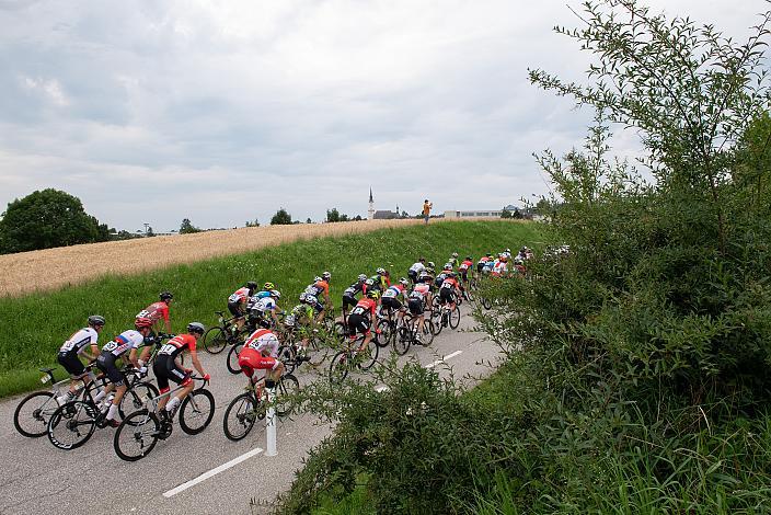 Das  Feld der Fahrer vor Rohrbach, 46. Int. Keine Sorgen,  Junioren Rundfahrt UCI Kat. MJ 2.1, 2. Etappe Rohrbach - Rohrbach