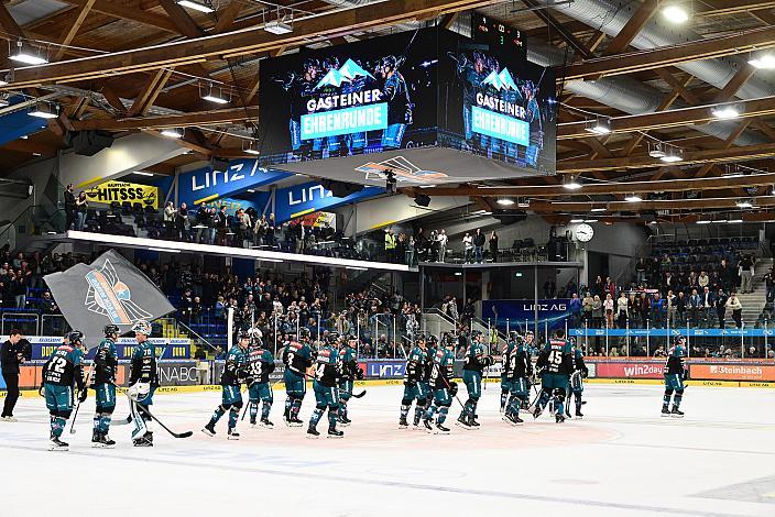 Das Team der Steinbach Black Wings Linz feiern den Heimsieg über die Laibacher. 3. Runde ICE, Steinbach Black Wings Linz vs Olimpija Ljubljana, Linz AG Eisarena 