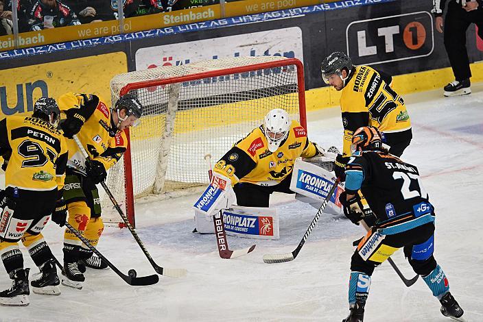 Alexander Petan (HC Pustertal Wölfe), Tormann Edward Pasquale (HC Pustertal Wölfe), Shawn St.Amant (Steinbach Black Wings Linz)   Win2Day ICE Hockey League,  Steinbach Black Wings Linz vs HC Pustertal Wölfe,  Linz AG Eisarena 