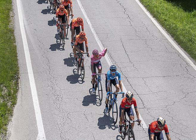 das Feld  mit Richard Carapaz (ECU, Movistar Team) in Valdobbadene, Giro, Giro d Italia, Radsport, 102. Giro d Italia - 19. Etappe