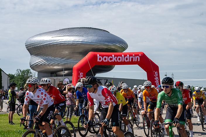 Start in St. Florian/Asten bei der Firma Backaldrin, 15. Int. Raiffeisen Oberöstereich Rundfahrt  4. Etappe St.Florian /Asten - Hinterstoder/Höss 15. Int. Raiffeisen OÖ-Radrundfahrt UCI Kat. 2.2