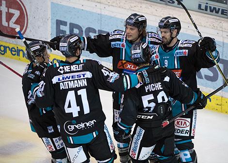 Brian Lebler (EHC Liwest Black Wings Linz)  feiert den Treffer zum 1 zu 0  EHC Liwest Black Wings Linz vs Dornbirn Bulldogs