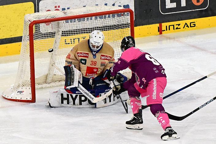 Stefan Gaffal (Steinbach Black Wings Linz) scort das 1 zu 0 gegen Tormann Samuel Harvey (HC Tiwag Innsbruck - Die Haie), ICE, Steinbach Black Wings Linz vs HC Tiwag Innsbruck - Die Haie Linz, AG Eisarena 