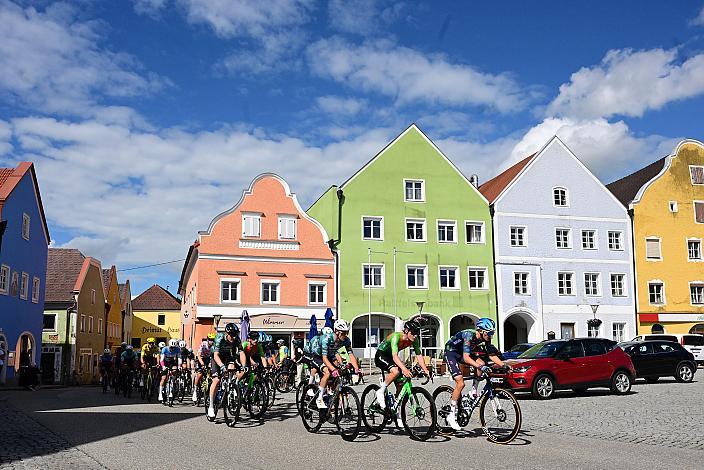 Das Peloton in Oberndorf am Inn, 2. Etappe Eferding - Reichersberg, Oberösterreich Rundfahrt