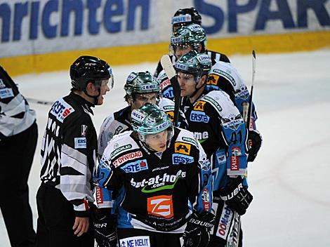 Linz feiert den Anschlusstreffer, EHC Liwest Black Wings Linz vs. UPC Vienna Capitals