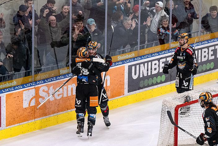 Martin Schumnig (Steinbach Black Wings Linz), Graham Knott (Steinbach Black Wings Linz), Alexander Lahoda (Steinbach Black Wings Linz), Shawn St.Amant (Steinbach Black Wings Linz) feirn den Siegtreffer Steinbach Black Wings Linz vs HCB Südtirol Alperia, Viertelfinale, 6. Runde ICE Hockey League, Linz AG Eisarena 