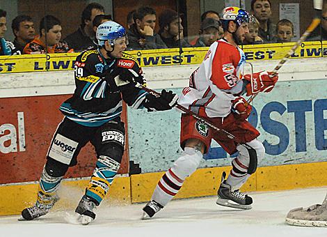 #79 Gregor Baumgartner, Liwest Black Wings Linz, und die #55 Richard Jackmann, Red Bulls Salzburg im Zweikampf.