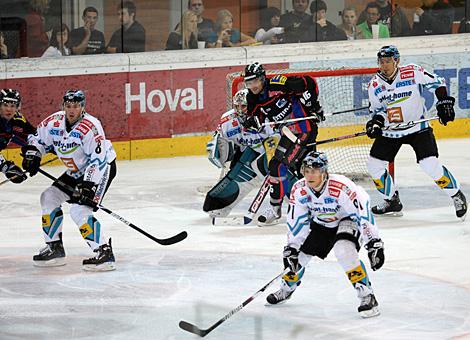 #12 Rich Bronilla, Michael Mayr, Martin Grabher Meier im Tor Alex Westlund, alle Liwest Black Wings Linz, verteidigen gegen die Ingolstaedter.